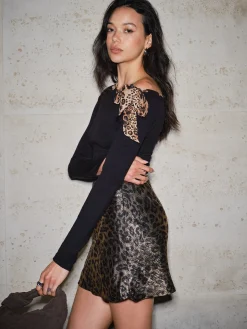 COMMENSE Cold-Shoulder Leopard Printed Bow Top* T-shirts